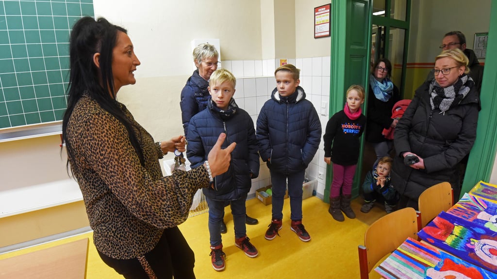 Schulleiterin Claudia Brandt-Heim erklärt Interessierten beim Tag der offenen Tür an der Burgschule in Aschersleben das Schulkonzept.