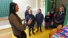 Schulleiterin Claudia Brandt-Heim erklärt Interessierten beim Tag der offenen Tür an der Burgschule in Aschersleben das Schulkonzept.