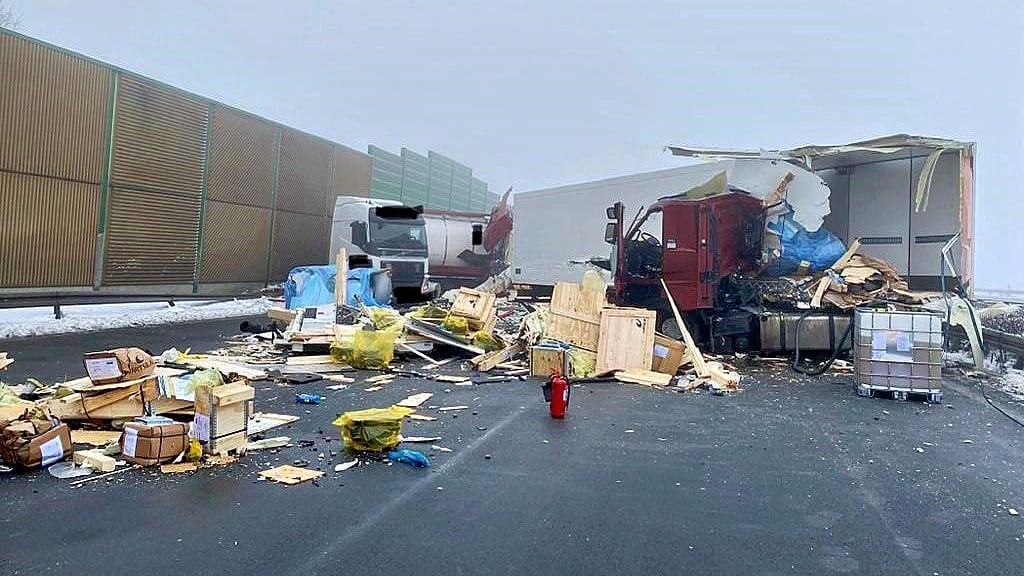 Toter bei Unfall auf der autobahn: das Trümmerfeld auf der A 9 nahe Kleinhelmsdorf. 