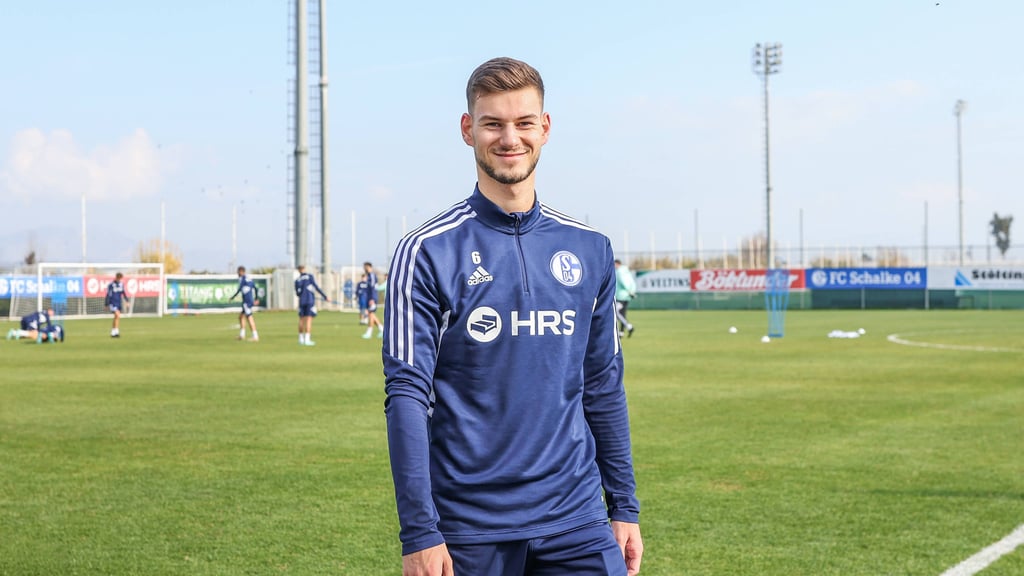 Tom Krauß hat sich bei Schalke 04 auf Anhieb durchgesetzt - das imponiert auch RB-Trainer Marco Rose.