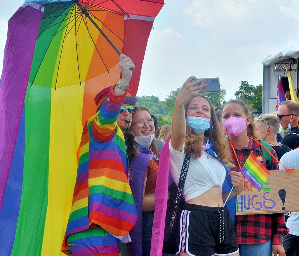 Der CSD Schönebeck kommt auch 2023 nach Schönebeck. Wie die Bilder von 2021 zeigen, wird es wohl erneut sehr bunt.