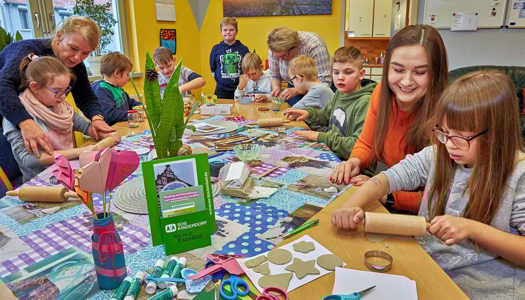 Schulsozialarbeiterin Olha Shkvarylo (2. von rechts) und Galina Beck (hinten) betreuen das Schülercafé in der Bernburger Otto-Dorn-Schule. Karin Weinreich (links), Bereichsleiterin des SOS-Kinderdorfes, freut sich über die Lichtenauer-Spende, die die Zukunft dieses Projektes sichert.