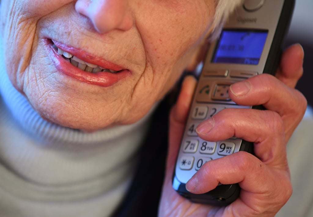 Seniorin am Telefon