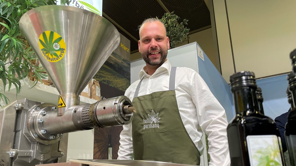 Ronny Sievers von „Hemp Germany“ wirbt für Hanföl aus dem Harz.