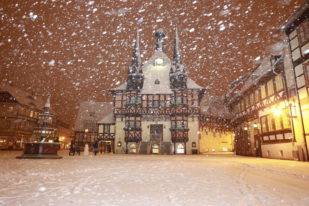 Flockenwirbel auf dem Marktplatz in Wernigerode.