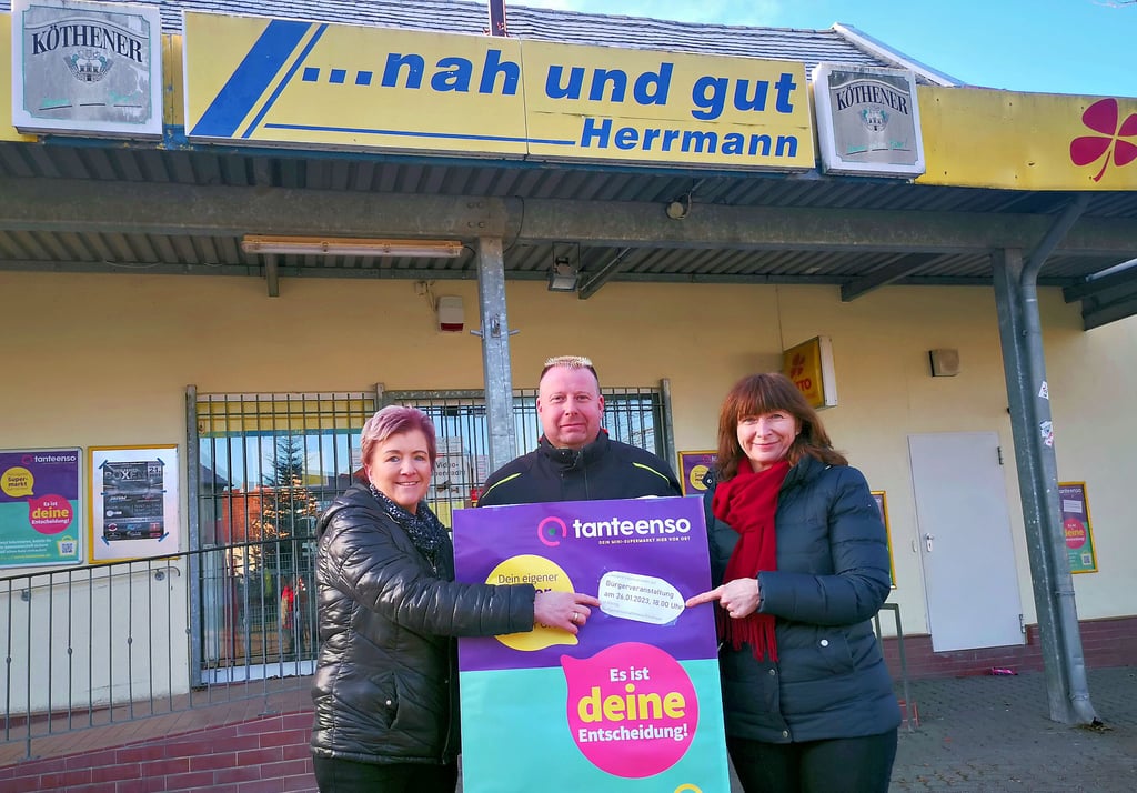 Ein neuer "Dorfladen" für Görzig? Simone Herrmann, Ortsbürgermeister Swen Meyer und Daniela Körner (von links) von der Bürgerinitiative werben für die Genossenschaft.