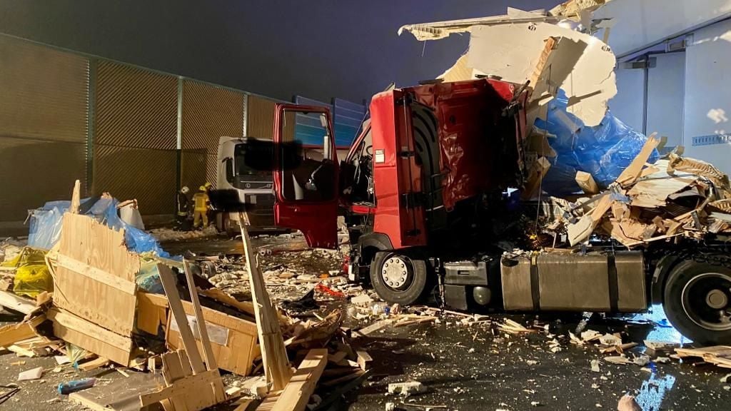 Bei diesem Unfall ersten Unfall auf der A9 nahe der Anschlussstelle Droyßig wurden zwei Menschen verletzt.
