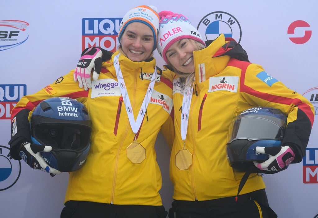 Laura Nolte (r) und Neele Schuten stehen nach dem Sieg der Europameisterschaft auf dem Podium.
