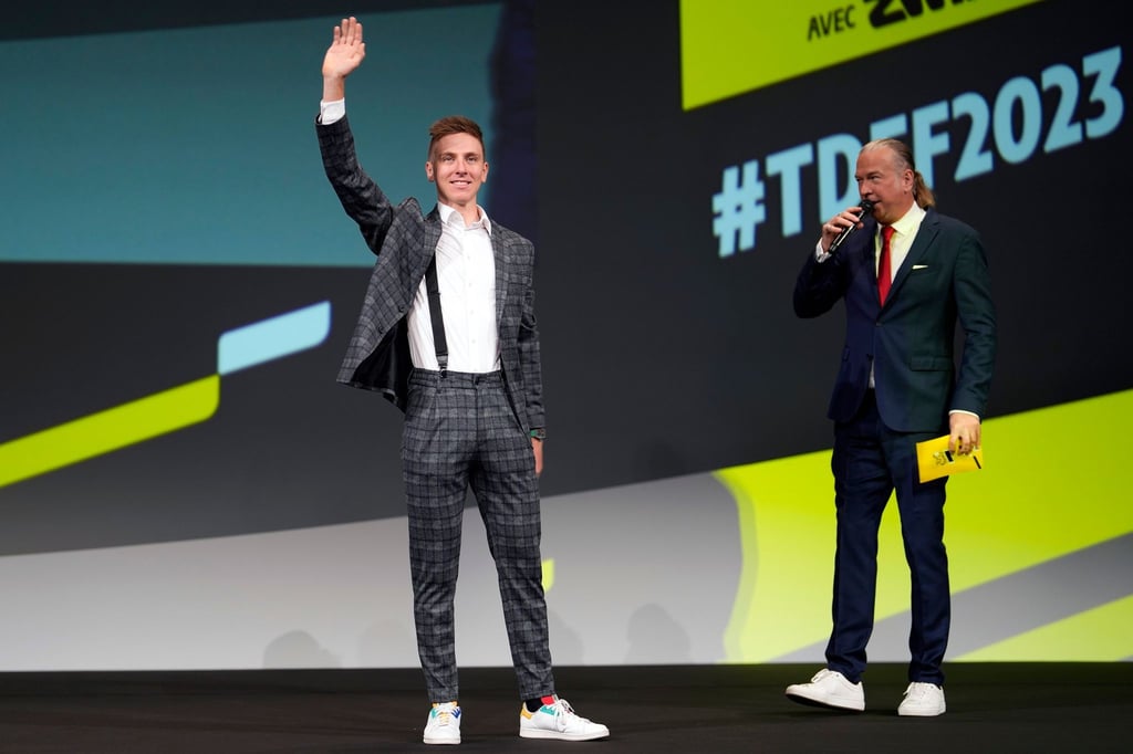 Radstar Tadej Pogacar (l) bei der Präsentation für die Tour de France 2023.
