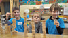 Die Jeetze-Grundschüler Herrmann (links) und Lasse (rechts) zeigten Oscar ihren Klassenraum und einige Spiele. Der Fünfjährige wird die Grundschule, die es erst seit diesem Schuljahr gibt, ab August besuchen. 