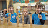 Die Jeetze-Grundschüler Herrmann (links) und Lasse (rechts) zeigten Oscar ihren Klassenraum und einige Spiele. Der Fünfjährige wird die Grundschule, die es erst seit diesem Schuljahr gibt, ab August besuchen. 