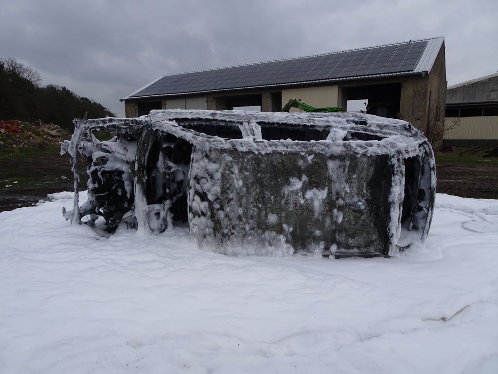 Ein Luxusauto ist auf dem Weg zur Werkstatt in Havelberg in der Altmark ausgebrannt. Der BMW-Fahrer wurde nicht verletzt. Foto: