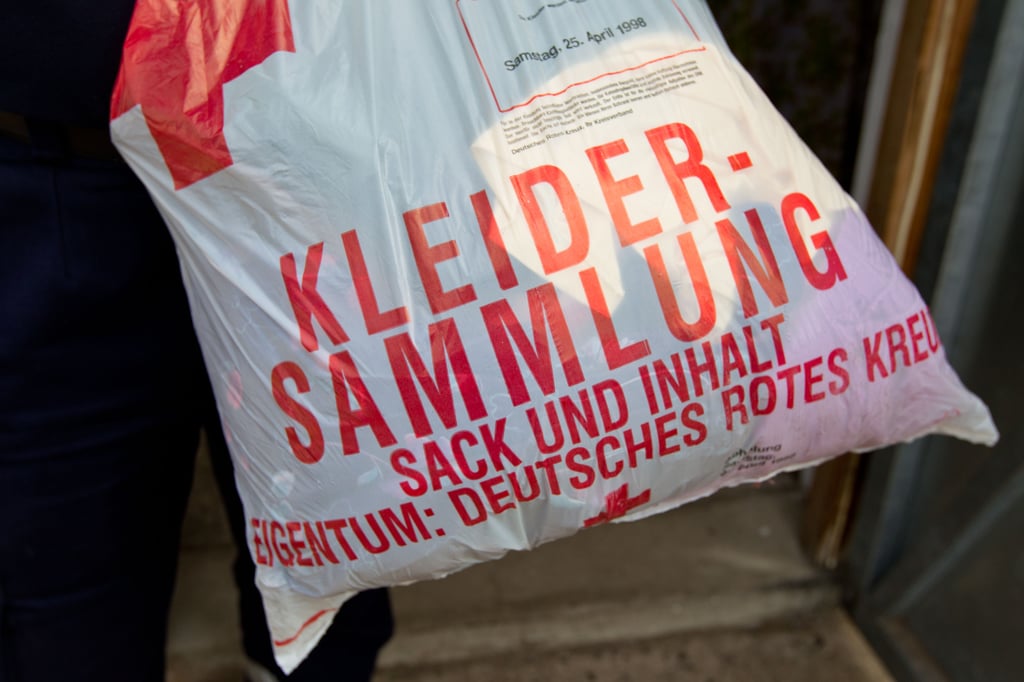 Die Männer hatten alte Sachen schon auf der Rückbank verstaut.