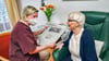 Seit 2020 ist Liselotte Müller im Awo-Seniorenzentrum „Am Rosengarten“, hier bei der Zeitungsschau mit Altenpflegerin Sabrina Volkmann.