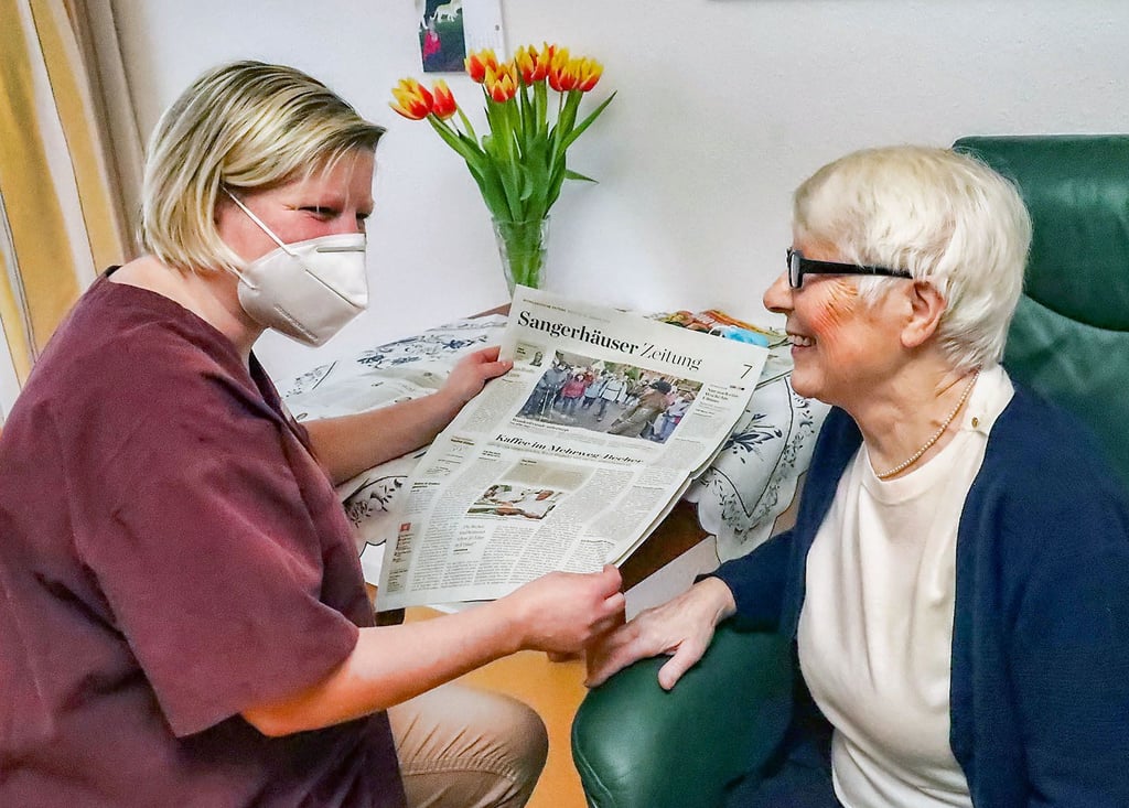 Seit 2020 ist Liselotte Müller im Awo-Seniorenzentrum „Am Rosengarten“, hier bei der Zeitungsschau mit Altenpflegerin Sabrina Volkmann.