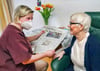 Seit 2020 ist Liselotte Müller im Awo-Seniorenzentrum „Am Rosengarten“, hier bei der Zeitungsschau mit Altenpflegerin Sabrina Volkmann.