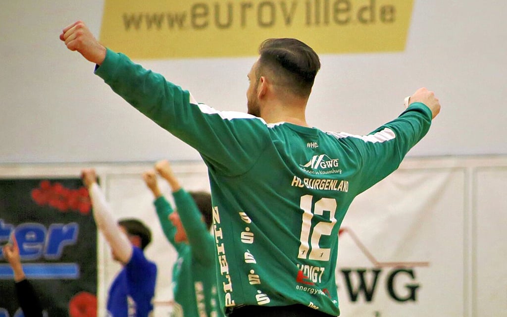 Die HCB-Torhüter Marian Voigt (r.) und Marius Göbner bejubeln im Topspiel am Samstagabend im Naumburger „Euroville“ einen der 32 Treffer ihrer Vorderleute.