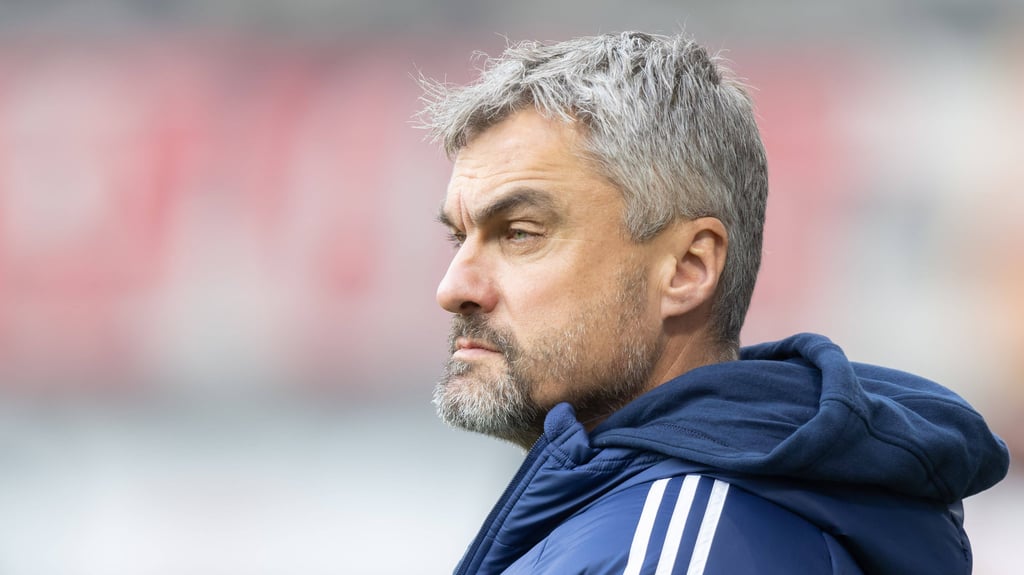 Thomas Reis hat bei Schalke mit Personalproblemen zu kämpfen.