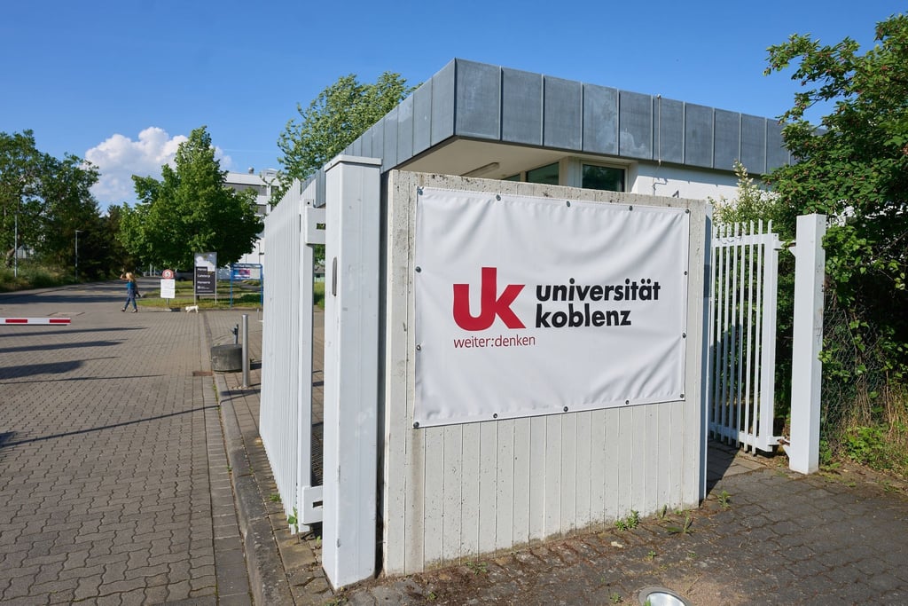 Das neue Logo der Universität Koblenz ist bereits am Haupttor angebracht. In rund einem halben Jahr - Anfang 2023 - soll die Uni Landau von Koblenz abgespalten sein.