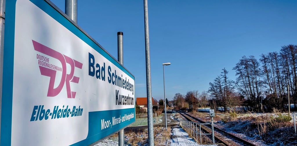 Haltestellen und Schienen sind vorhanden, nur Züge fahren auf der Heidebahnstrecke seit langem nicht mehr.