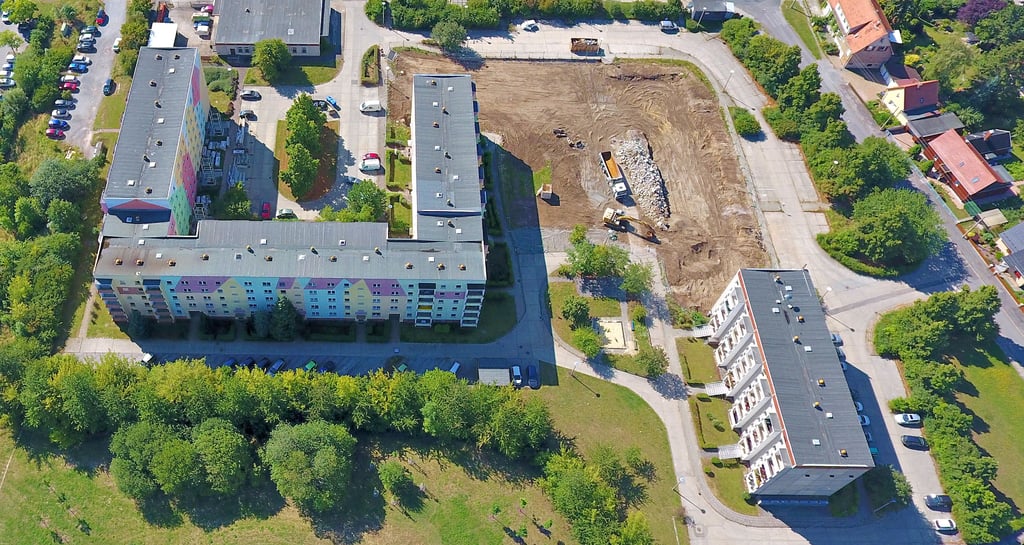Die Freifläche im Adolf-Ledebur-Ring in der Blankenburger Oesig kurz nach dem Abriss der alten Blöcke im Sommer 2020. Dort war der Neubau von 38 modernen Wohnungen samt Arztpraxis und Sozialstationen geplant.