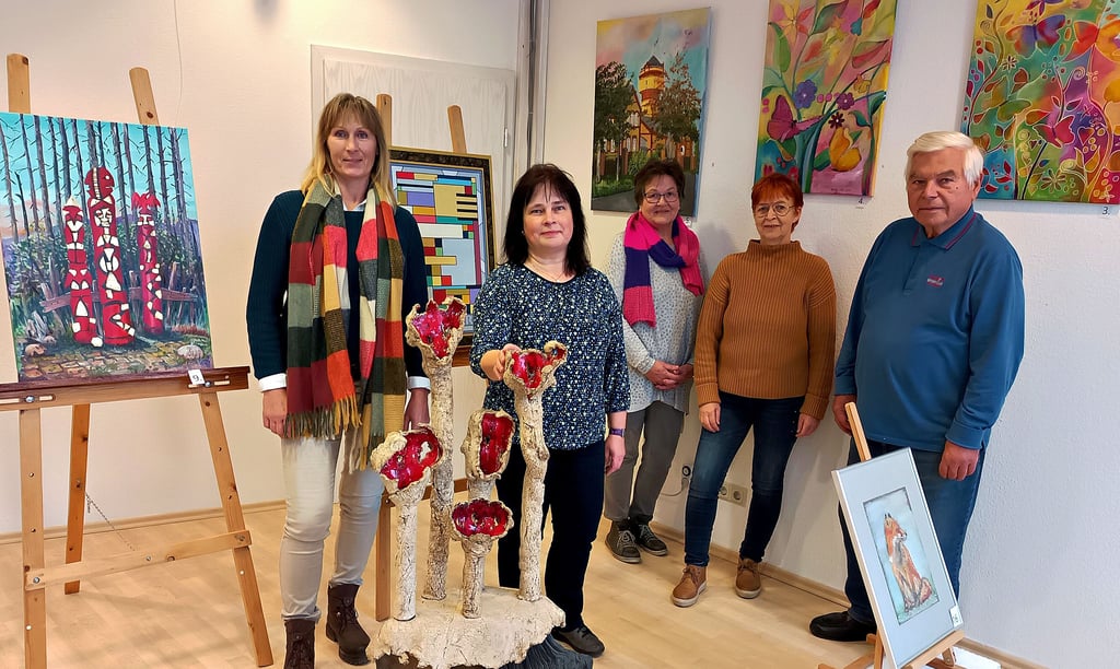 Kerstin Wilsdorf, Sabine Brauns, Barbara Bake, Romy Pietzsch und Gerald Götze (v.l.) gestalteten gemeinsam mit Simone Runge und Jörg Albert (nicht im Bild) die letzte Ausstellung im Zerbster Kunstfenster unter dem Titel „Das Beste kommt zum Schluss“.
