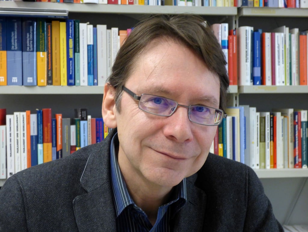 Politikwissenschaftler Uwe Jun ist Direktor des neuen Instituts für Demokratie- und Parteienforschung an der Universität Trier.