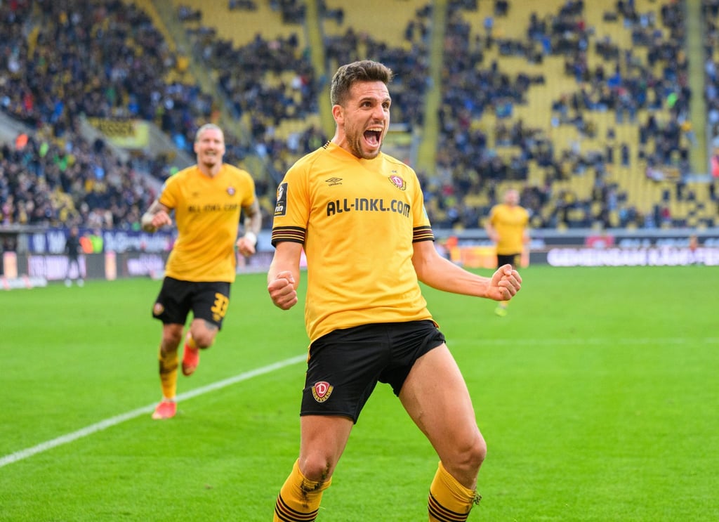 Dynamos Ahmet Arslan jubelt nach einem Treffer.
