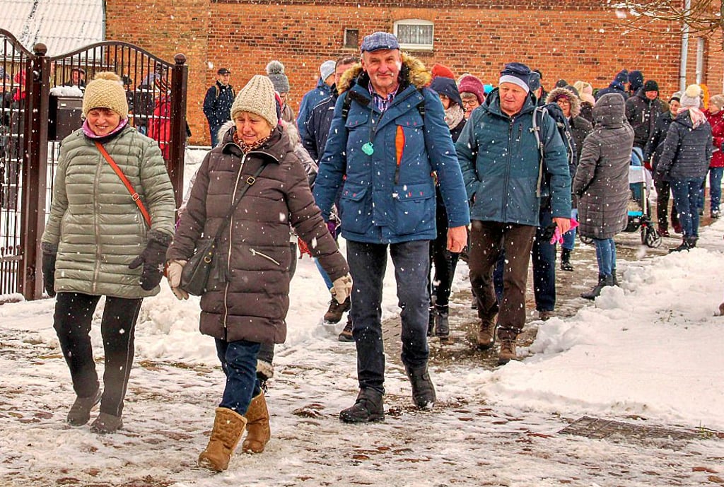 Wanderer beim Auftakt in Erxleben.