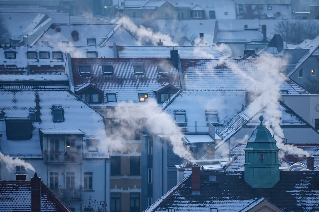 Qualmende Schornsteine: In Deutschland wird mehrheitlich mit fossilen Energieträgern geheizt.