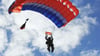 Wie dieser Mann will Bill Kaulitz offenbar nicht mit einem Fallschirm aus einem Flugzeug springen. Warum, verrät der vormalige Magdeburger Tokio-Hotel Sänger im Podcast "Kaulitz-Hills. Senf aus Hollywood".&nbsp; Symbolbild: