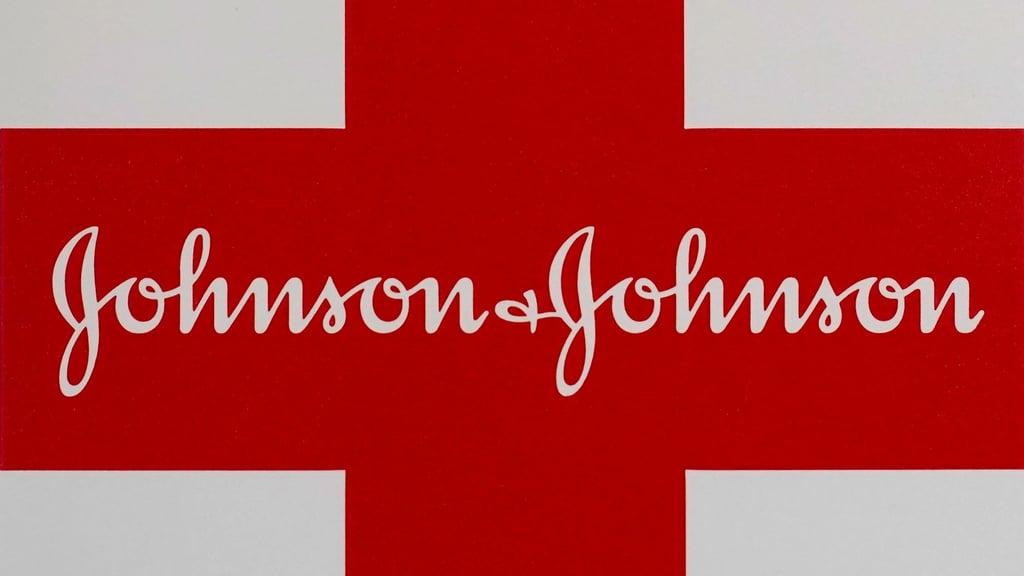 Ein Logo des US-amerikanischer Pharmazie- und Konsumgüterhersteller Johnson & Johnson auf einem Erste-Hilfe-Kasten.
