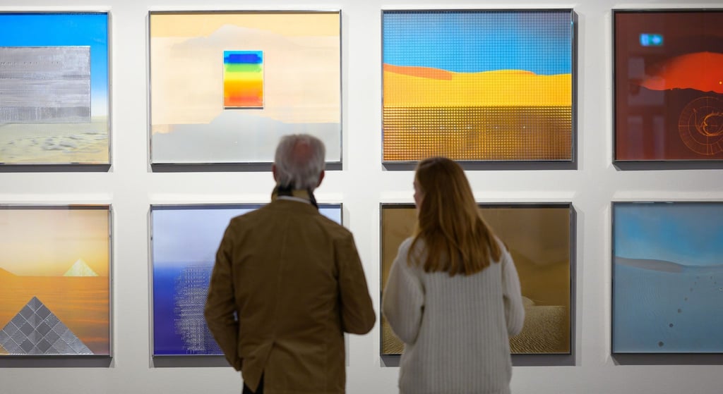 Geschäftsführer der Lüneburger Kulturbäckerei Carsten Junge und Künstlerische Leitung Nele Kröger betrachten in der Kunsthalle Lüneburg Werke von Heinz Mack.