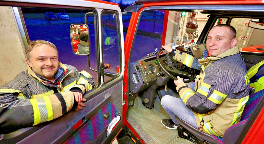 Torsten Gerbeth (links) ist Ortswehrleiter Nienburg Saale und Miguel Fiedler fungiert als Stadtwehrleiter in Nienburg. Beide besitzen einen Lkw-Führerschein.