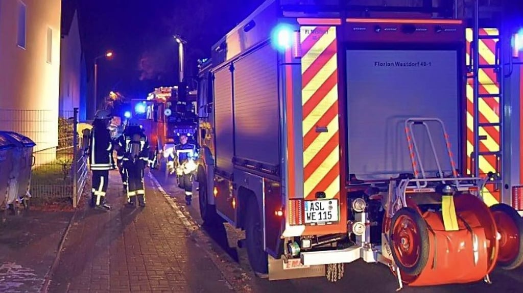 Die Feuerwehr rückte in die Lauestraße in Aschersleben aus.