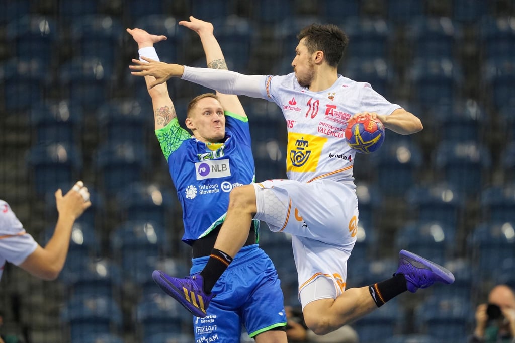 Die Spanier um Alex Dujshebaev (r) stehen frühzeitig im Viertelfinale.