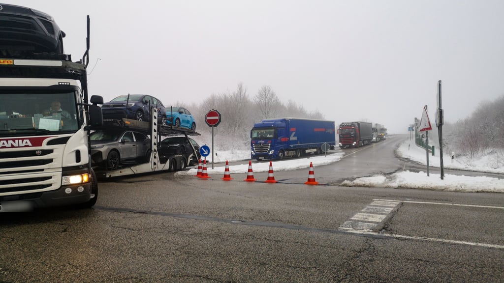 Lkw-Unfälle auf der A9 nahe der Abfahrten Droyßig und Naumburg: Die A9-Auffahrt in Richtung München ist bei Kleinhelmsdorf gesperrt.
