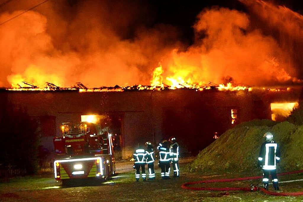 In der Nacht zum 16. Oktober 2022 brach in der Scheune in Haus Nienburg ein verheerendes Feuer aus. Das Gebäude sowie 2500 darin gelagerte Strohquader wurden von den Flammen völlig vernichtet. Die Feuerwehren kämpften fünf Tage lang gegen die Flammen.