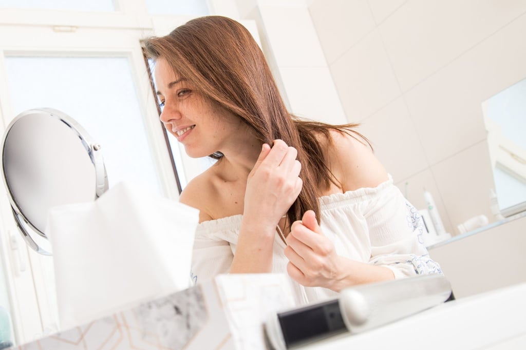 Gegen störrisches Haar im Herbst und Winter können Glättungsspülungen und Anti-Frizz-Serum helfen. Glätteisen sollte man eher vorsichtig einsetzen.