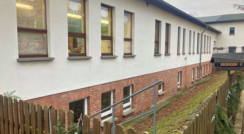 Das Gebäude der Kindertagestätte, dass zuerst als Grundschule diente, wurde direkt in das bereits ausgehobene Schwimmbadbecken gebaut.
