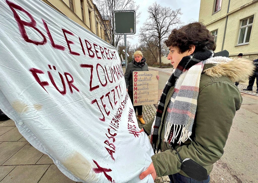 Die Sympathisanten Jana Dießner-Kießling (links) und Yamin Hamid forderten am Dienstagnachmittag vorm Kreishaus II in Bernburg das Bleiberecht für Zoumana Foufana.