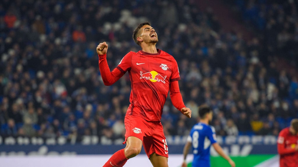 Im Glück: André Silva trifft doppelt auf Schalke.