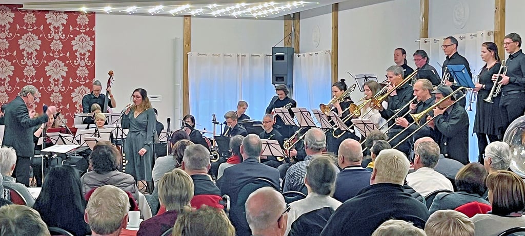 Die Big Band des Magdeburger Konservatoriums gab im Saal des „La Porte" in Bertingen ihr diesjähriges Abschlusskonzert. So viele Besucher wie dieses Mal waren noch nie dabei, das beeindruckte auch Ensembleleiter Ehrhard Buschendorf (links). Ihr Debüt gab in diesem Rahmen unter anderem Sängerin Tiziana Maglia am Mikrofon.