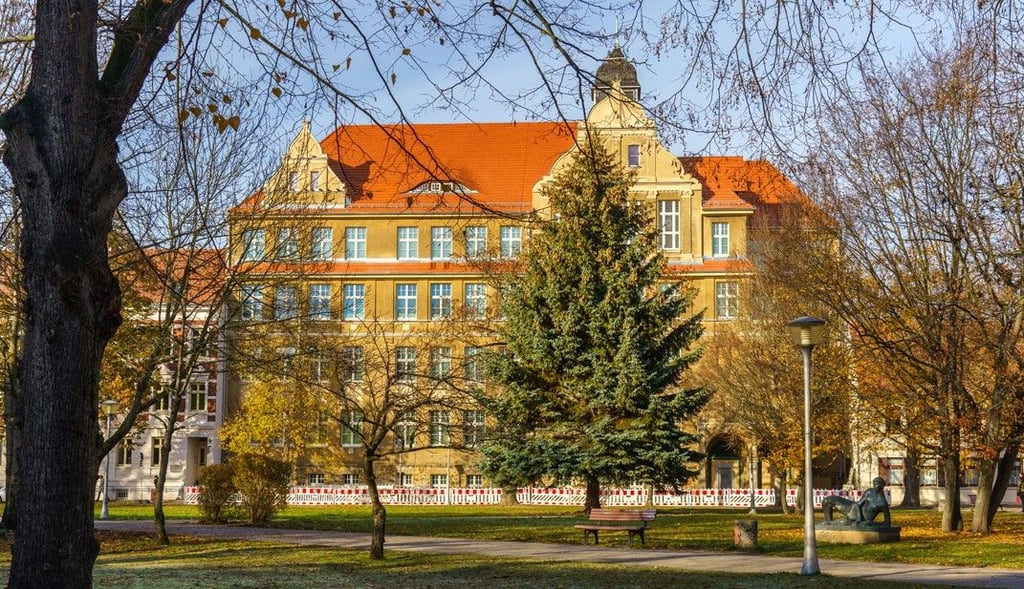 Vor dem Hildebrandgymnasium soll auf dem Mönchskirchhof in Stendal eine Sitzgruppe errichtet werden