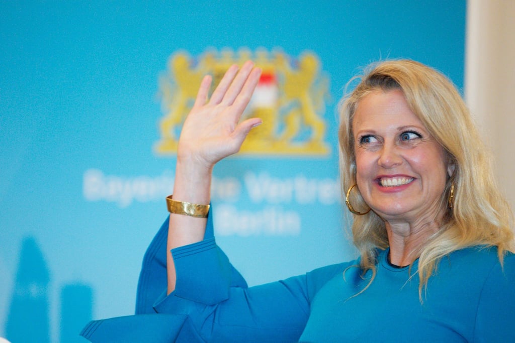 Barbara Schöneberger, Moderatorin, nach der Verleihung des Bayerischen Verdienstordens in der Bayerischen Vertretung in Berlin.