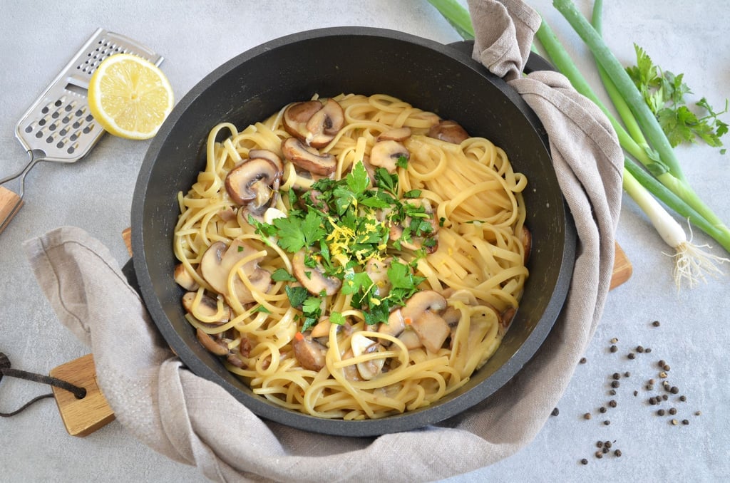 Wenn sich der Sommer verabschiedet, startet die Pilzsaison. Für die One-Pot-Pasta eignen sich alle Sorten - von Pfifferlingen bis Steinpilzen.