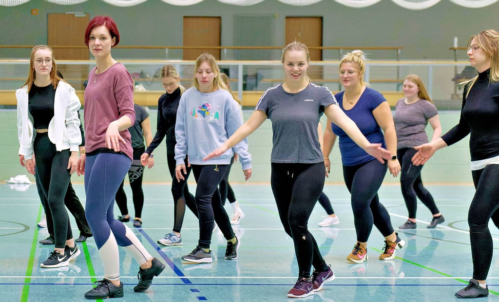 Für die Auftritte der Tanzgruppen des ECV – hier das Showballett – wird in der Bodfeldhalle in Elbingerode schon kräftig geprobt. Dorthin müssen die Narren ausweichen, da die kleine Sporthalle zurzeit gesperrt ist.