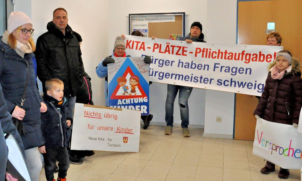 Mit Protestplakaten forderten die Tucheimer vor der Stadtratssitzung im Dezember Informtionen zum Sachstand beim Kita-Neubau in ihrem Ort ein.