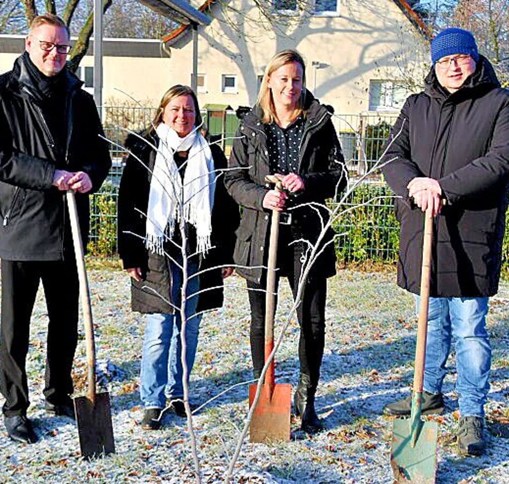 In Wedringen wurde von der Firma Schnellecke ein Baum gesponsert, der nun vor der Kita wächst und gedeiht