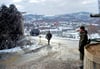 Deutsche Soldaten der Kosovo-Schutztruppe KFOR bewachen im Dezember in Zupce im Kosovo eine Straße.